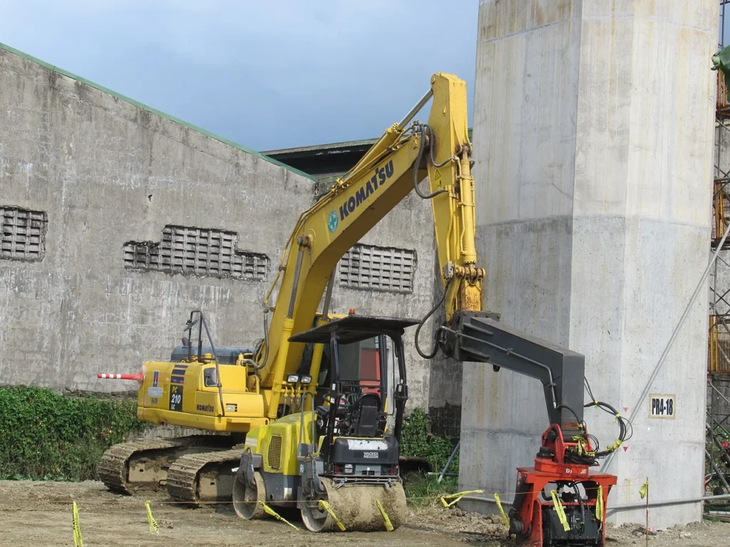 Экскаватор Komatsu PC210 — фотография модели