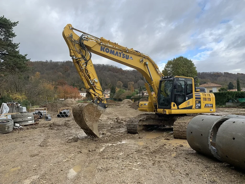 Экскаватор Komatsu PC210 — фотография модели
