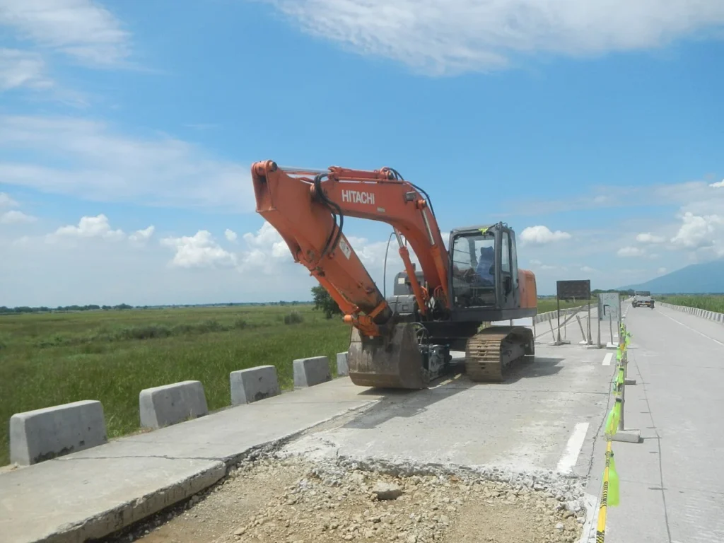 Экскаватор Hitachi ZX200 — фотография модели