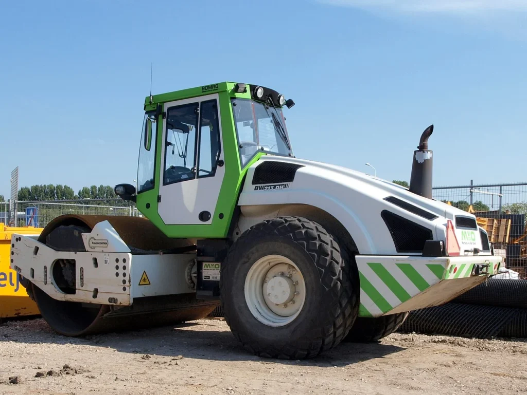 Грунтовый каток BOMAG BW 213 DH — фотография модели