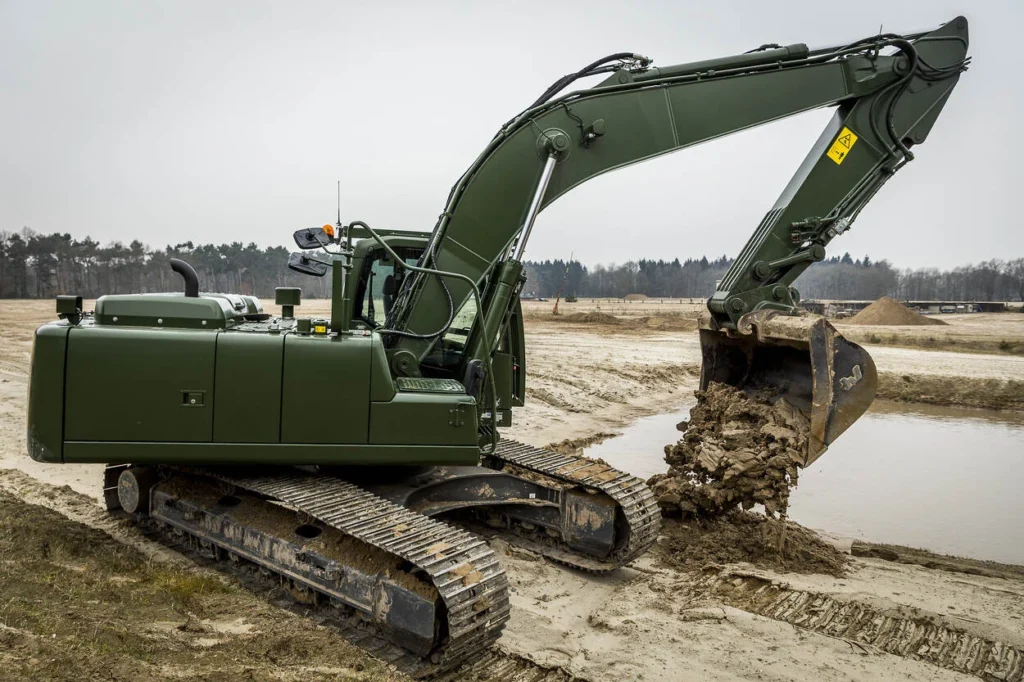 Volvo EC220D — общий вид военного исполнения