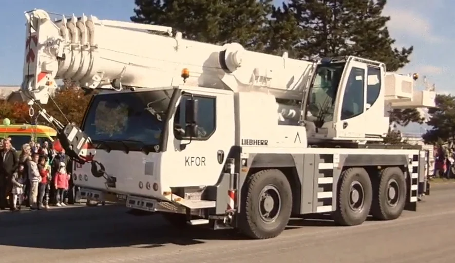 Liebherr LTM 1055-3.2 — транспортное положение, военное исполнение