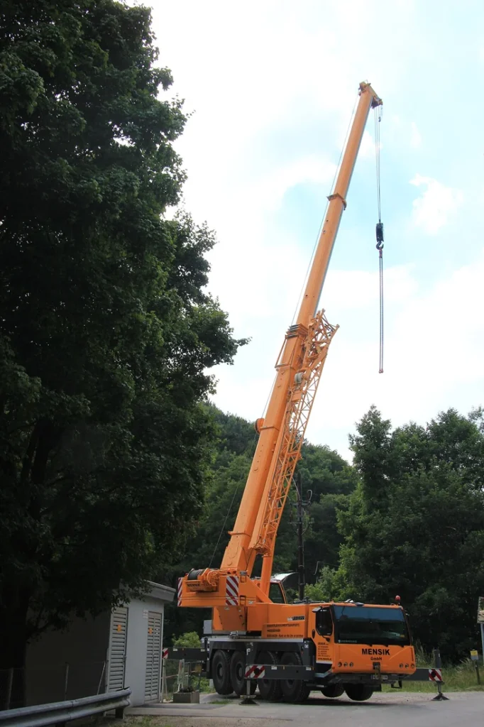 Liebherr LTM 1070-4.2 — кран целиком с поднятой стрелой